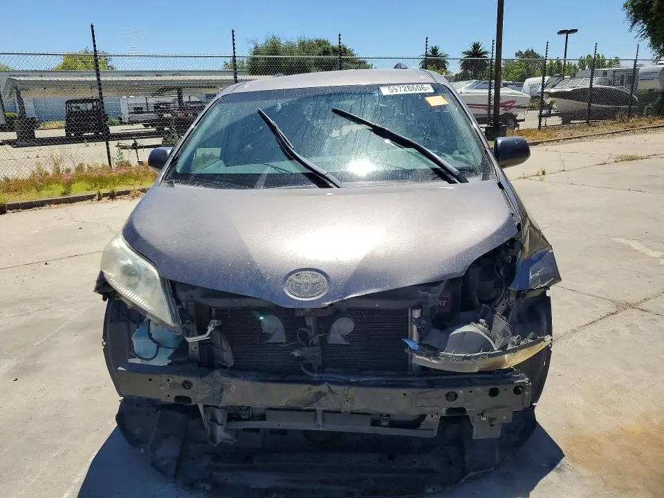 2016 TOYOTA SIENNA LE  