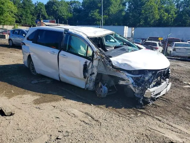 2025 TOYOTA SIENNA LE  