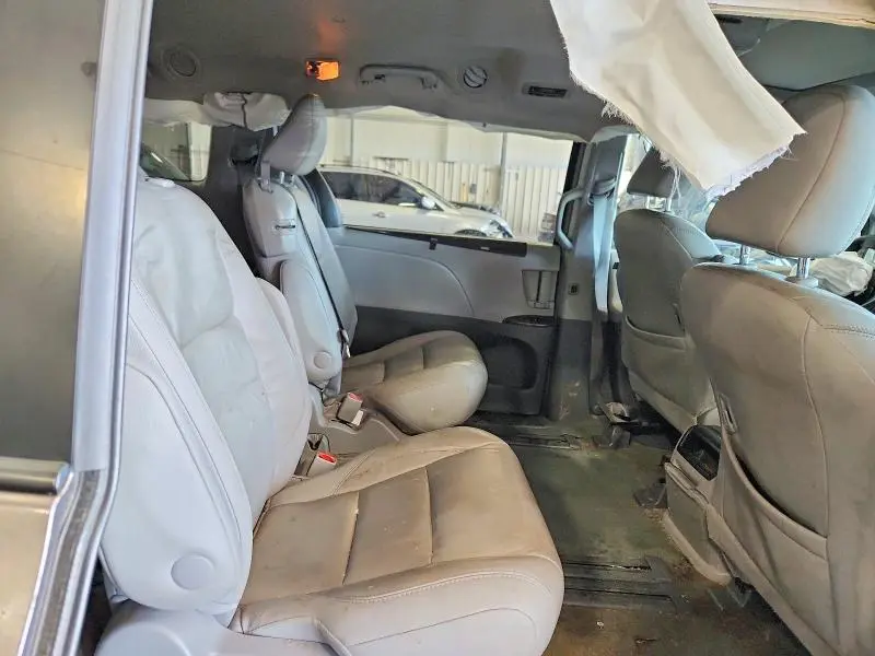 2015 TOYOTA SIENNA XLE 8-PASSENGER  