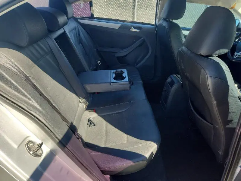 2011 VOLKSWAGEN JETTA SEL  