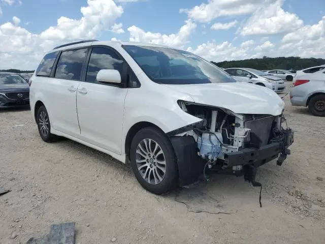 2019 TOYOTA SIENNA XLE  