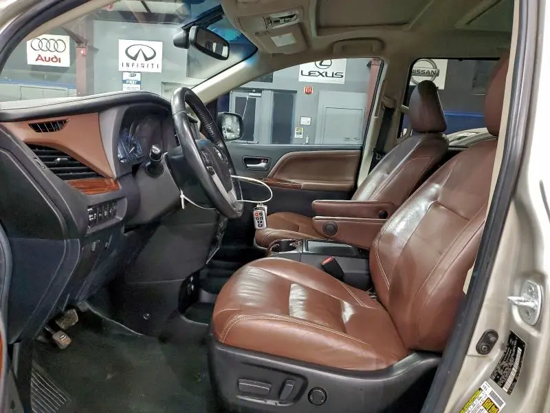 2017 TOYOTA SIENNA XLE  