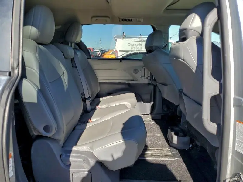 2021 TOYOTA SIENNA XLE  