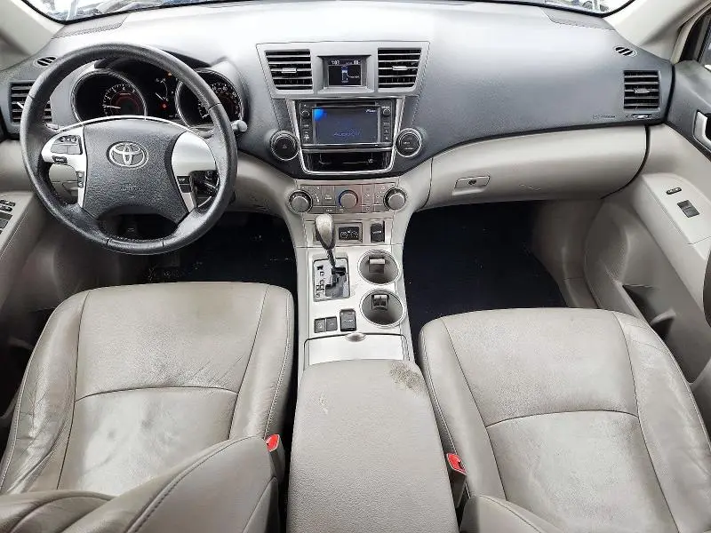 2013 TOYOTA HIGHLANDER SE  