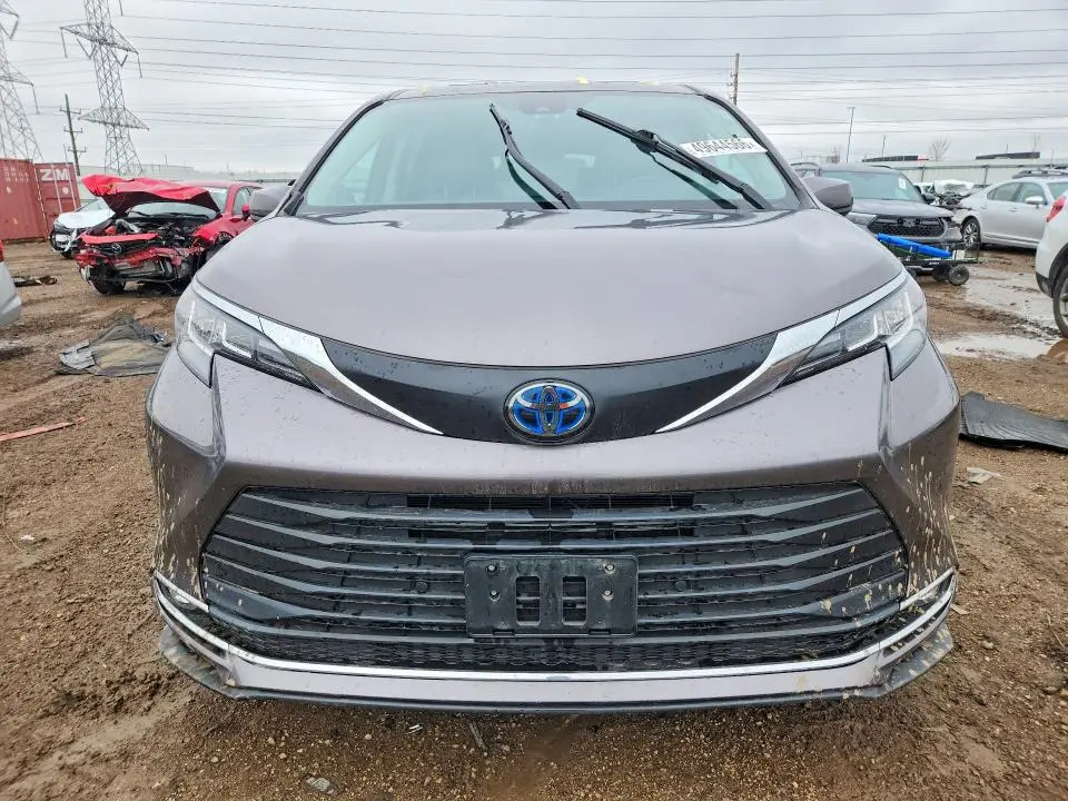 2021 TOYOTA SIENNA XLE  
