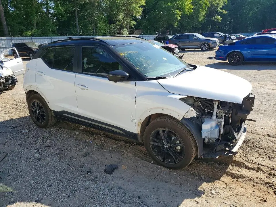 2023 NISSAN KICKS SR  