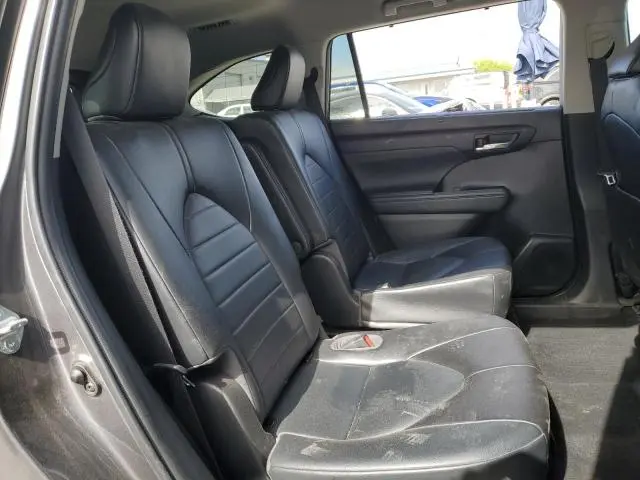 2022 TOYOTA HIGHLANDER XLE  