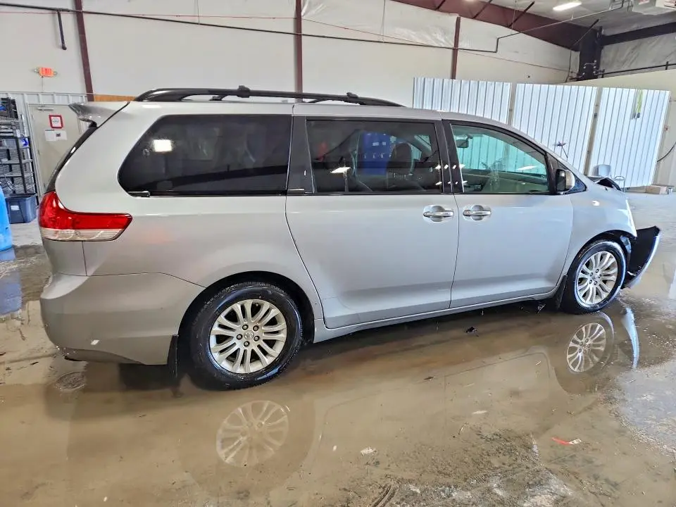 2013 TOYOTA SIENNA XLE 8-PASSENGER  