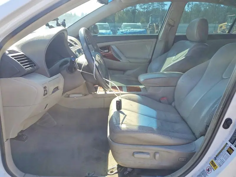 2011 TOYOTA CAMRY XLE V6  
