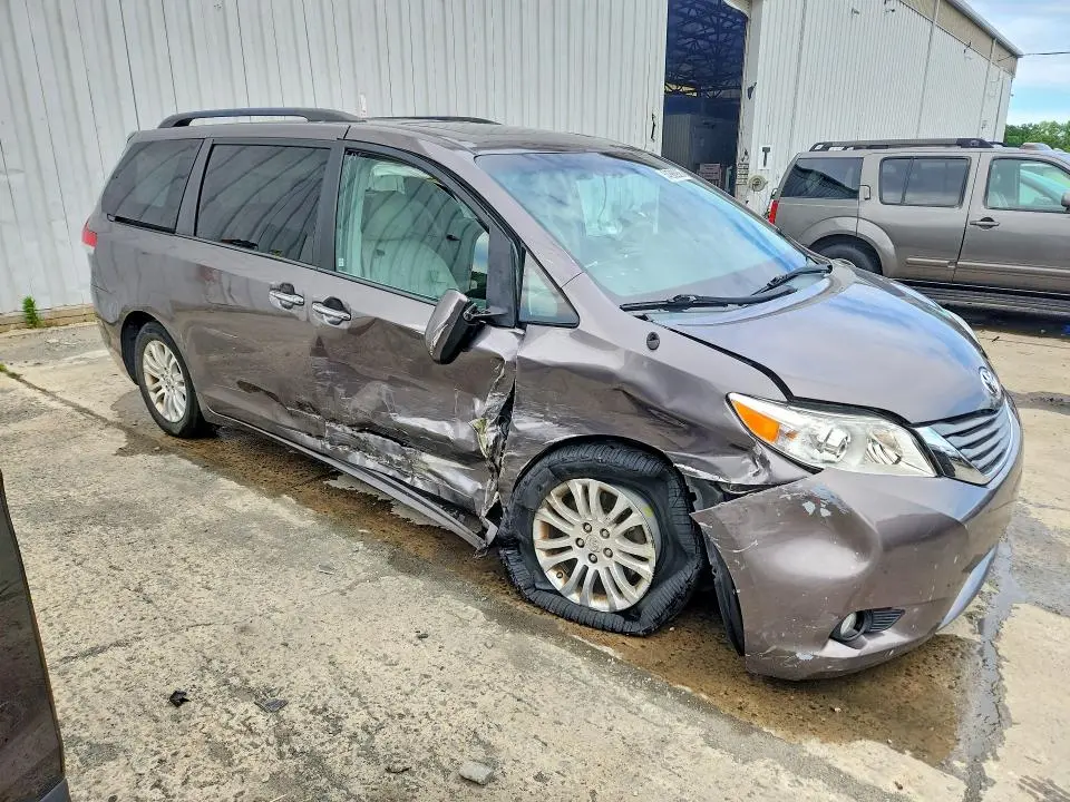 2014 TOYOTA SIENNA XLE 8-PASSENGER  