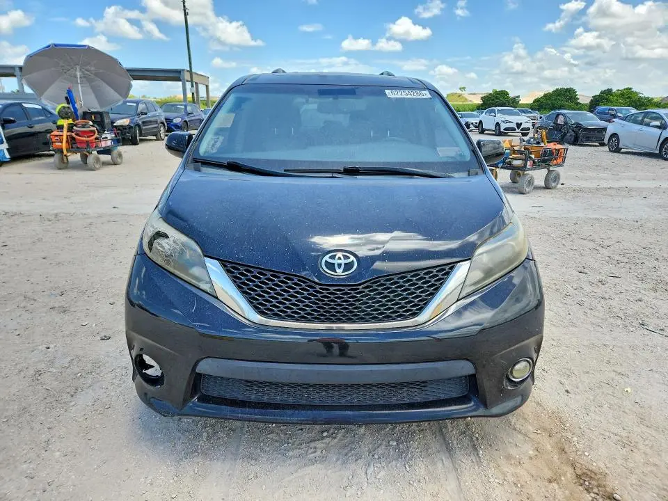 2016 TOYOTA SIENNA SE  
