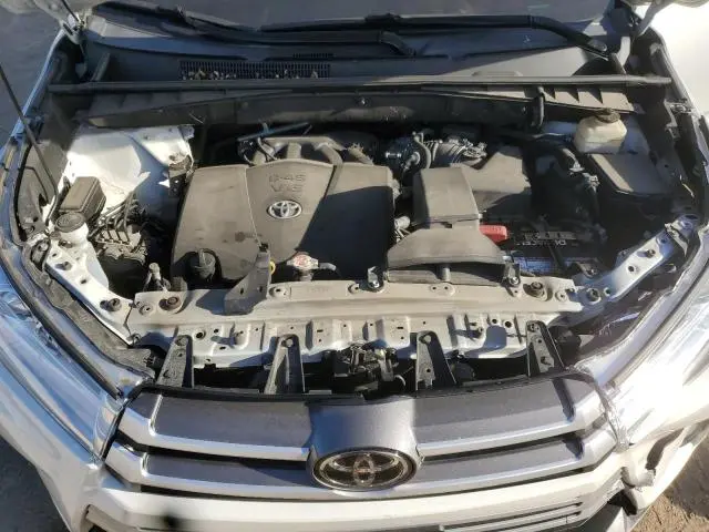 2018 TOYOTA HIGHLANDER SE  