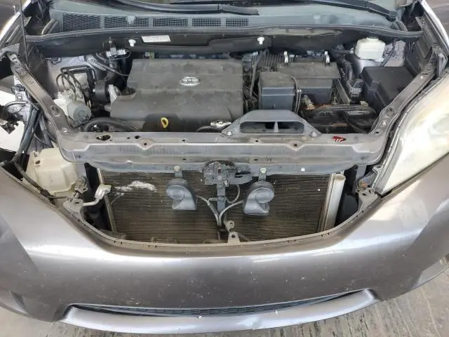 2013 TOYOTA SIENNA XLE  
