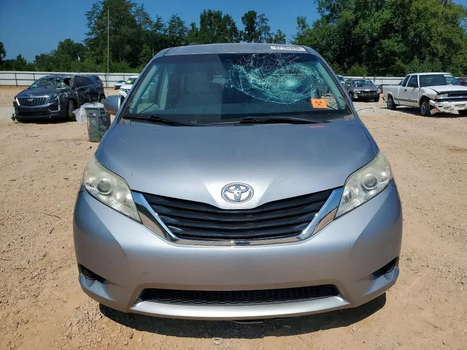 2013 TOYOTA SIENNA LE  