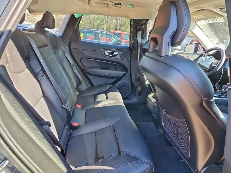 2018 VOLVO XC60 T6 MOMENTUM  