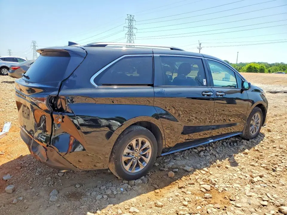 2024 TOYOTA SIENNA XLE  