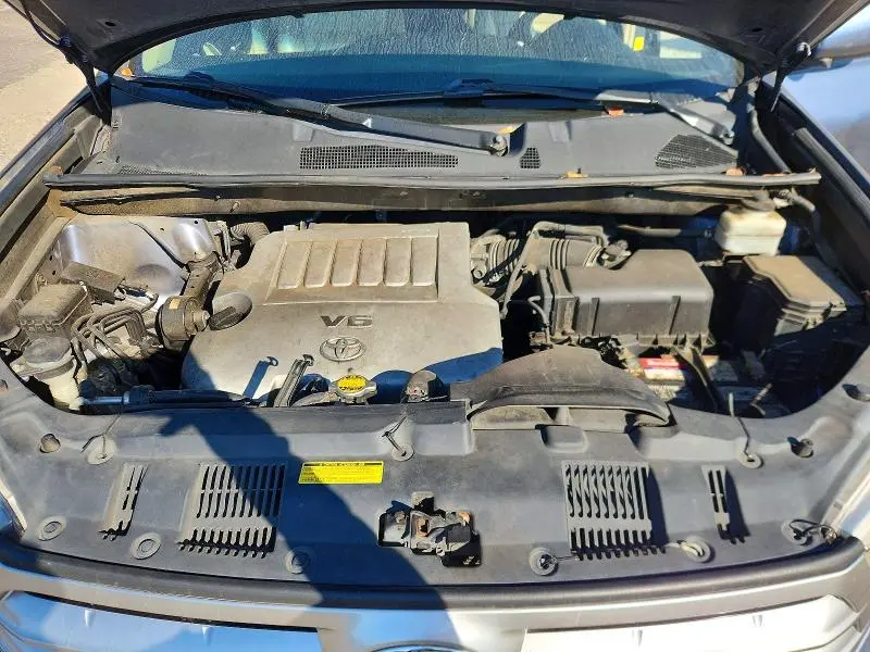 2011 TOYOTA HIGHLANDER SE  