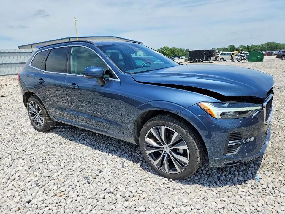 2022 VOLVO XC60 B5 MOMENTUM  