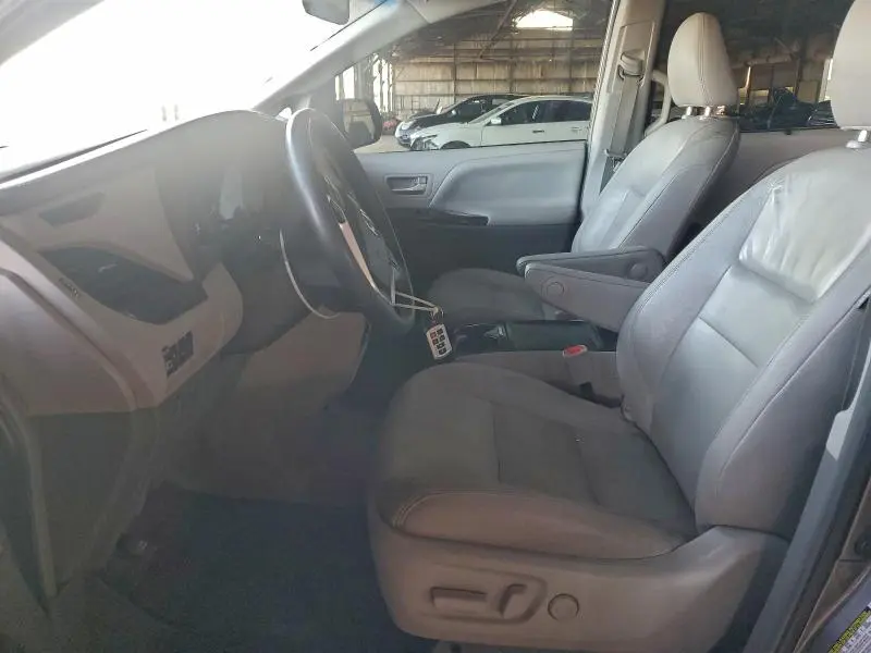 2017 TOYOTA SIENNA XLE  