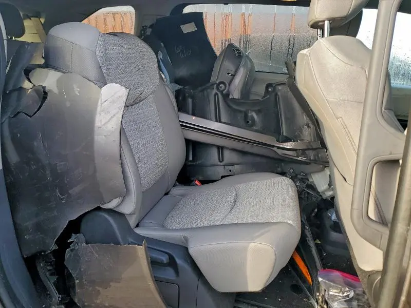 2022 TOYOTA SIENNA LE  