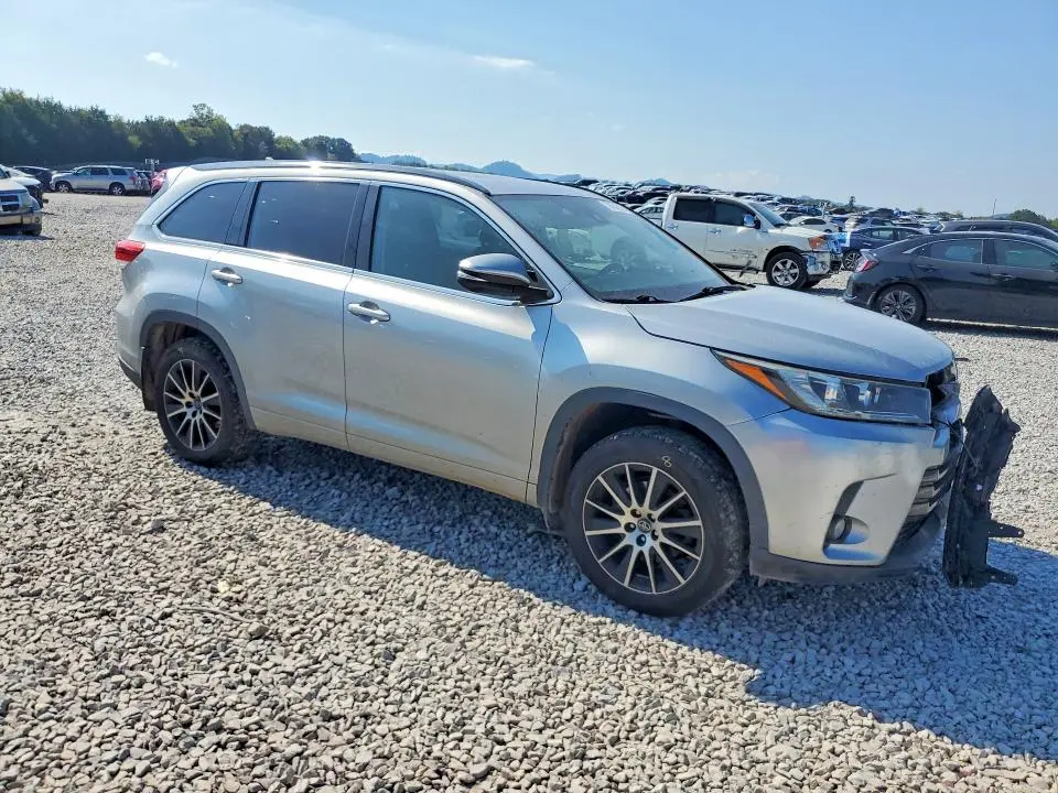 2017 TOYOTA HIGHLANDER SE  