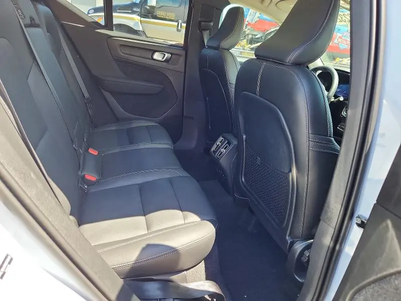 2025 VOLVO XC40 CORE  