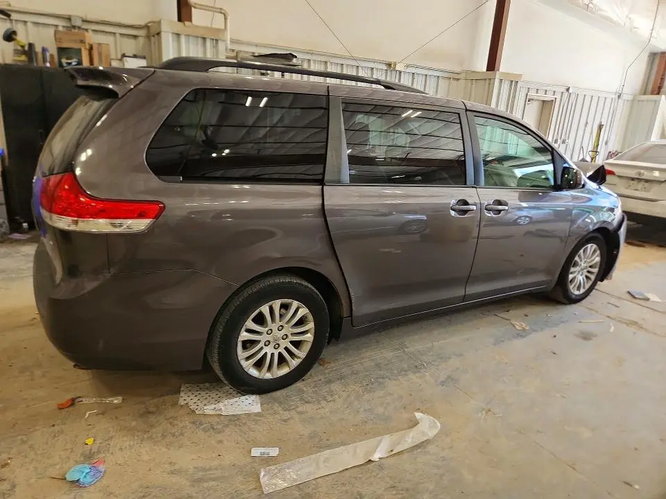 2013 TOYOTA SIENNA XLE 8-PASSENGER  