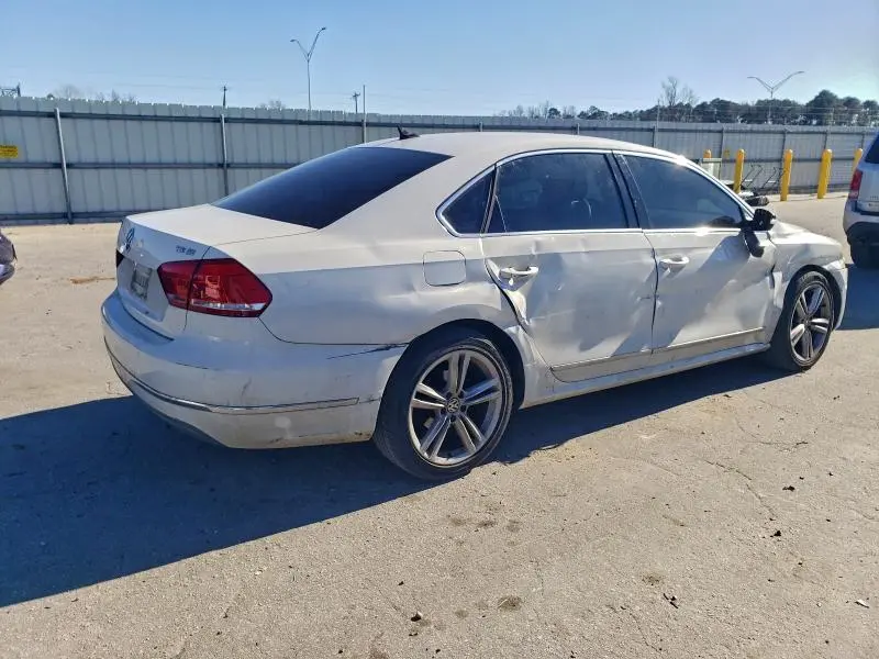 2015 VOLKSWAGEN PASSAT SE  
