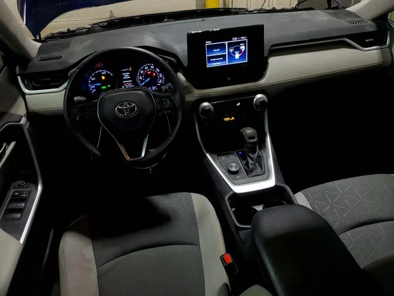 2021 TOYOTA RAV4 XLE  