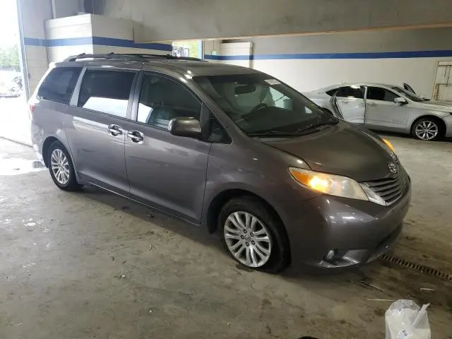 2015 TOYOTA SIENNA XLE  
