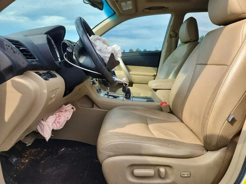 2012 TOYOTA HIGHLANDER SE  