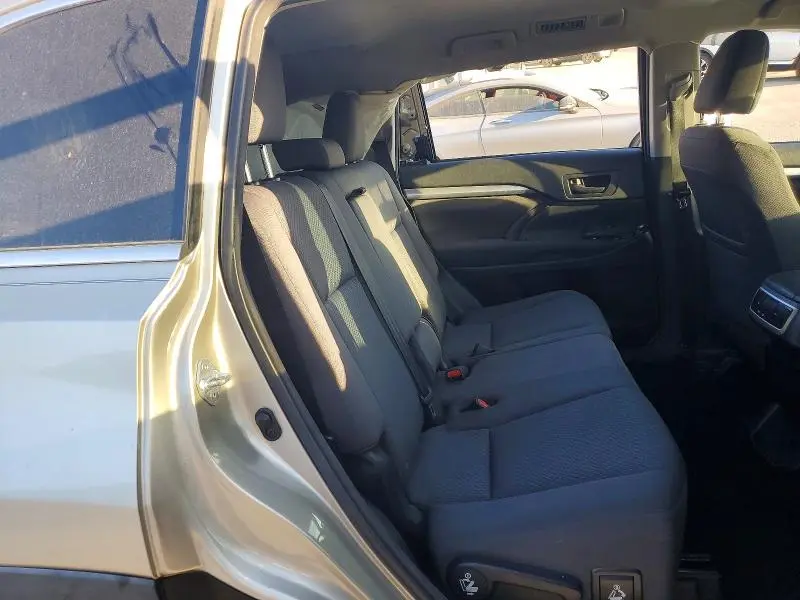 2016 TOYOTA HIGHLANDER LE  