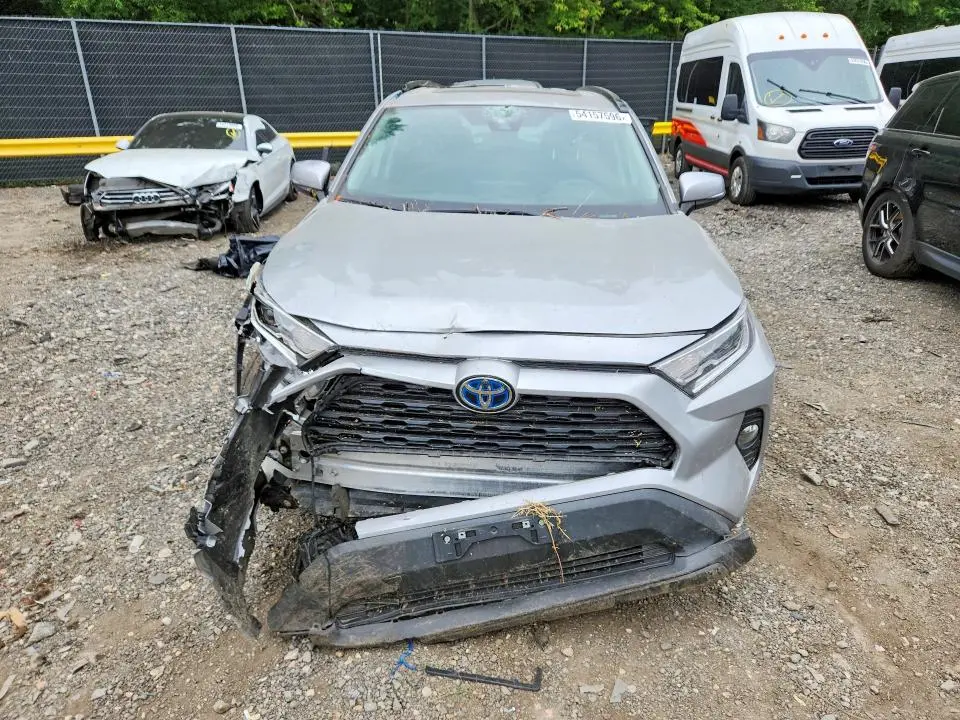 2021 TOYOTA RAV4 XLE  