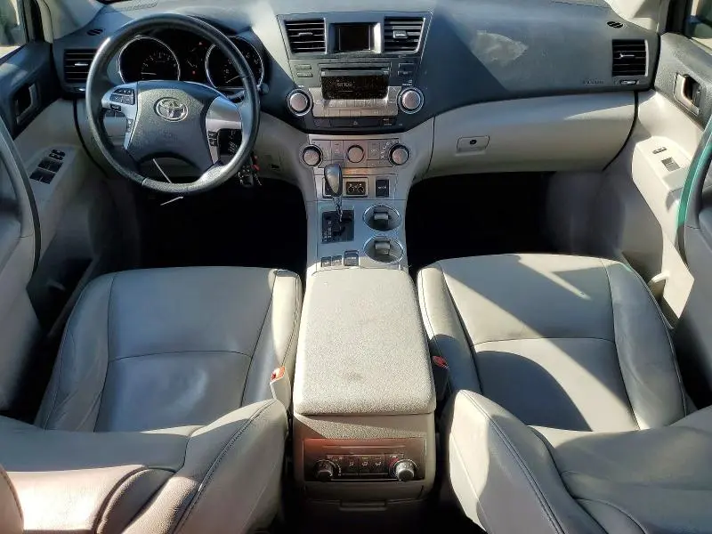 2011 TOYOTA HIGHLANDER SE  