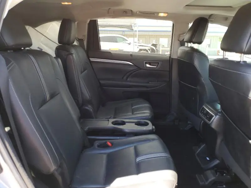 2017 TOYOTA HIGHLANDER SE  