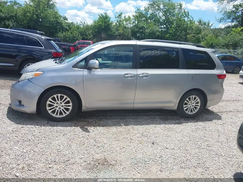 2015 TOYOTA SIENNA XLE 8 PASSENGER