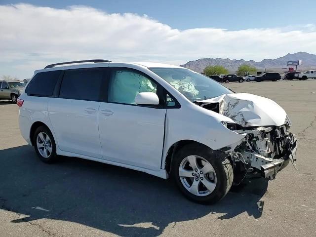 2018 TOYOTA SIENNA LE