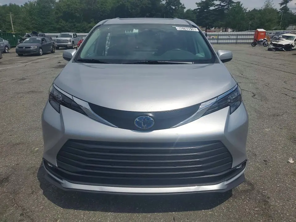 2025 TOYOTA SIENNA XLE 8-PASSENGER  