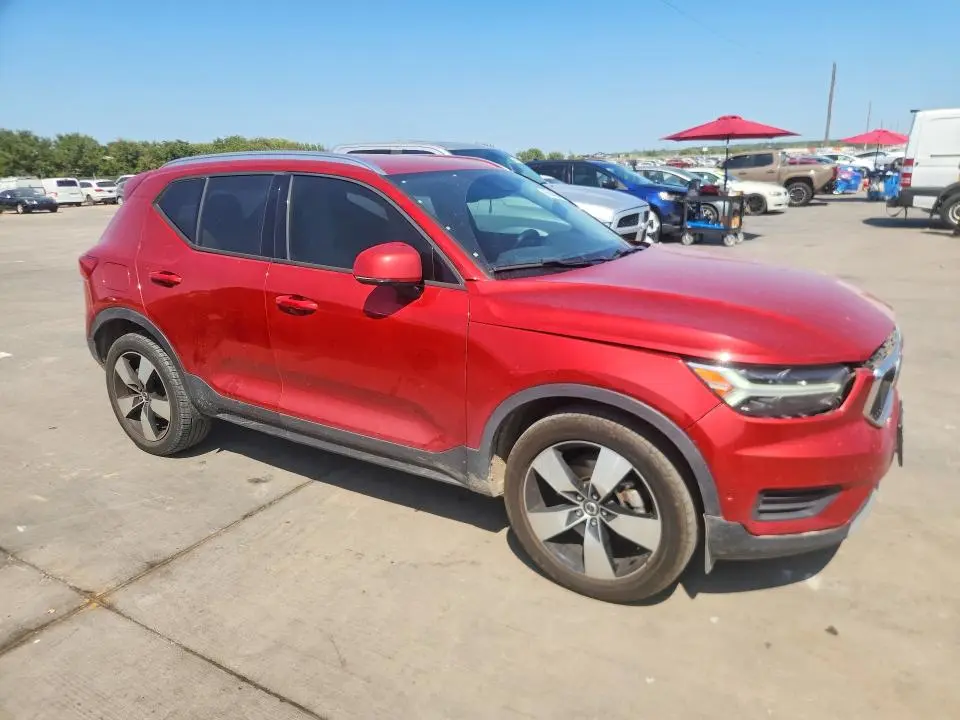 2019 VOLVO XC40 T4 MOMENTUM  