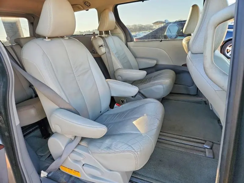 2011 TOYOTA SIENNA XLE  