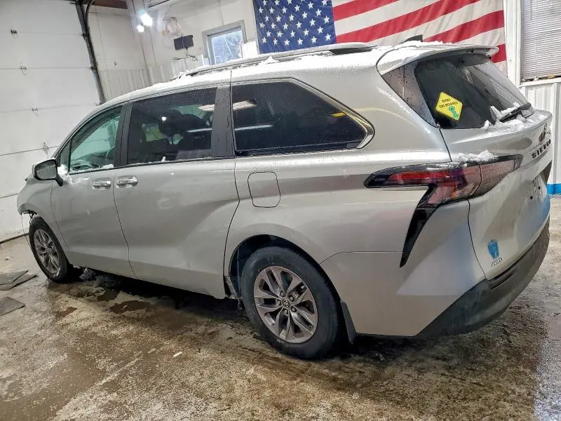2023 TOYOTA SIENNA XLE  