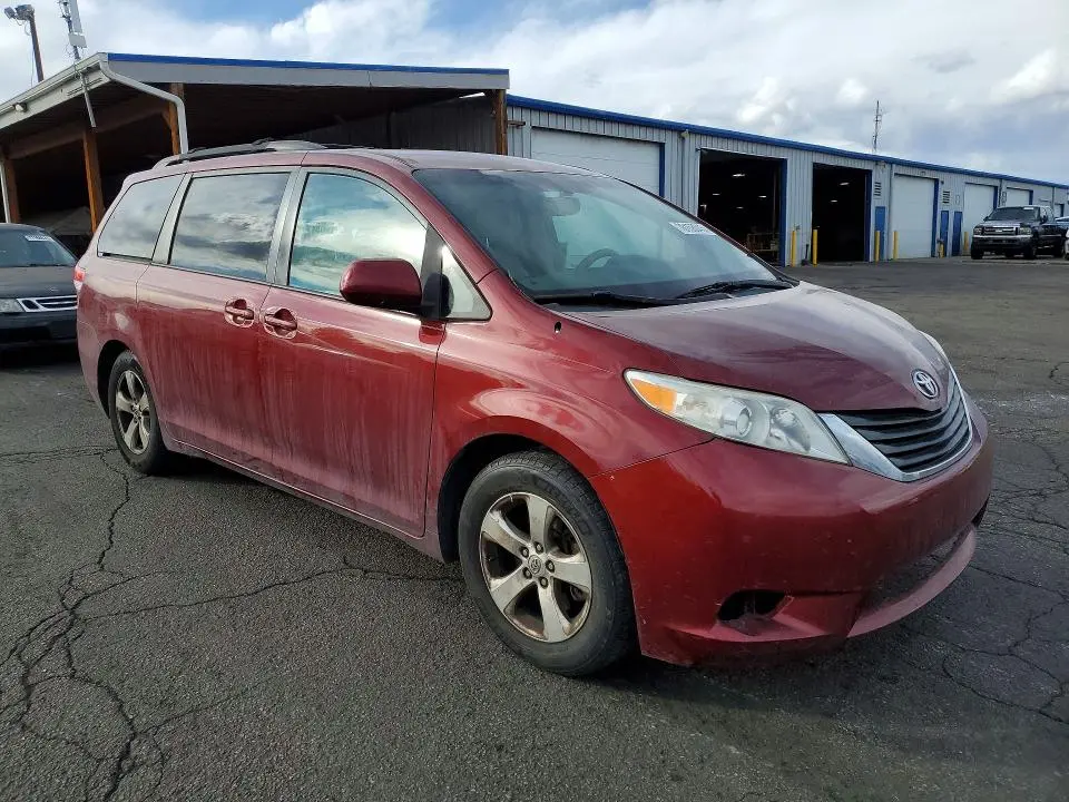 2013 TOYOTA SIENNA LE  