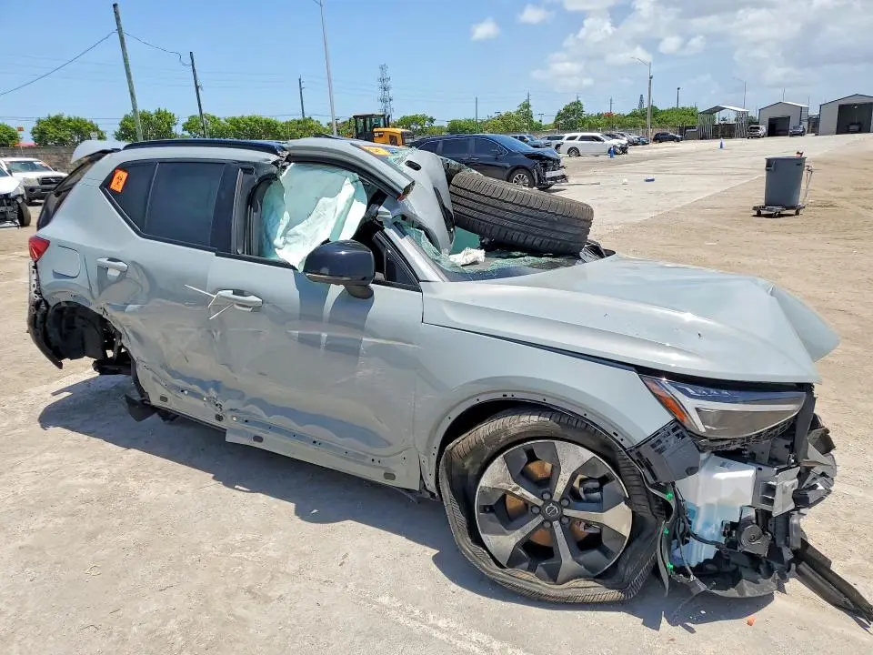 2026 VOLVO XC40 PLUS  