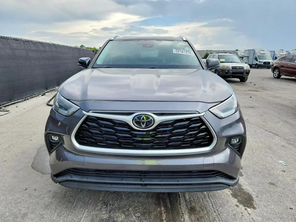 2021 TOYOTA HIGHLANDER XLE  