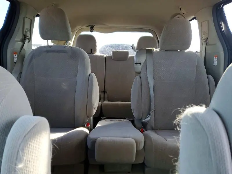 2018 TOYOTA SIENNA LE  