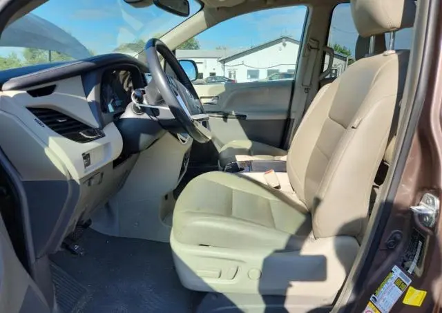2019 TOYOTA SIENNA XLE  