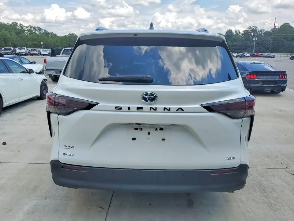 2025 TOYOTA SIENNA XLE 8-PASSENGER  