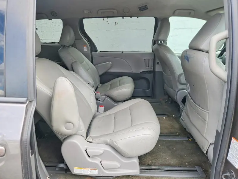 2015 TOYOTA SIENNA LE  