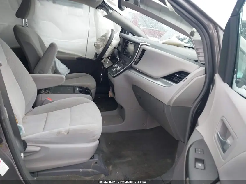 2019 TOYOTA SIENNA LE 8 PASSENGER