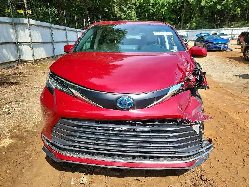 2021 TOYOTA SIENNA XLE  